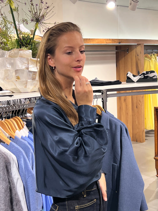 So sue antonia shiny slim navy blouse