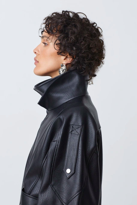 Suncoo Early
Oversized faux leather coat