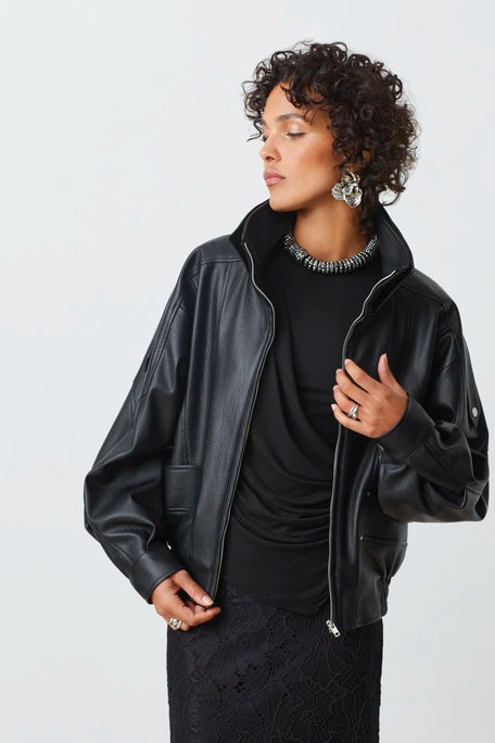 Suncoo Early
Oversized faux leather coat