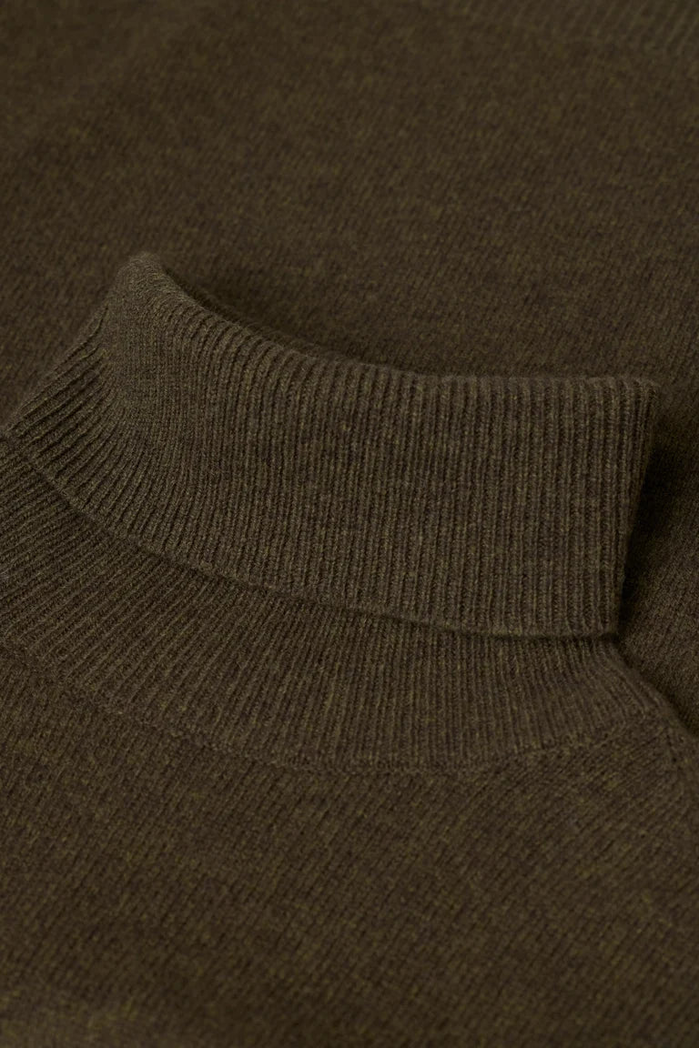 Closed Turtleneck made of pure merino wool