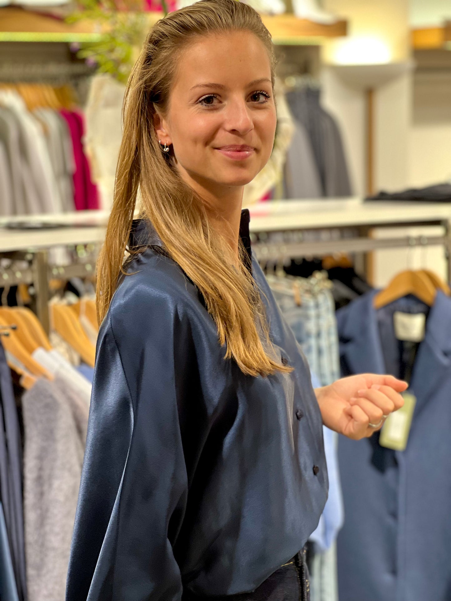 So sue antonia shiny slim navy blouse